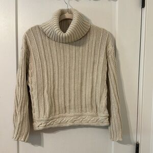 GAP Crème cable knit sweater ! 100% cotton.